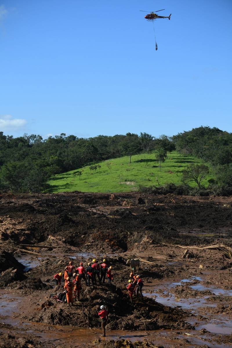 Equipes de resgate procuram vítimas perto da cidade de Brumadinho, estado de Minas Gerias