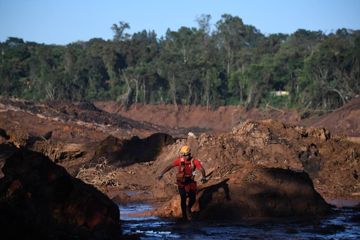 Equipes de resgate procuram vítimas perto da cidade de Brumadinho, estado de Minas Gerais