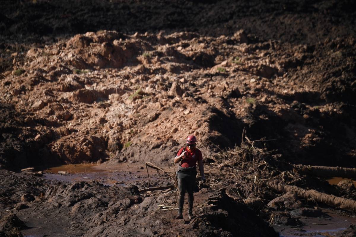 Equipes de resgate procuram vítimas perto da cidade de Brumadinho