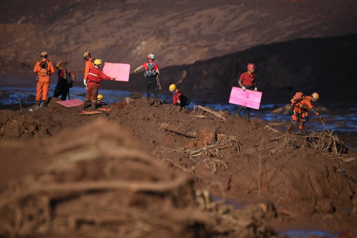 Um tsunami de lama tóxica rompeu de uma barragem em uma mina de minério de ferro de propriedade da Vale em 25 de janeiro