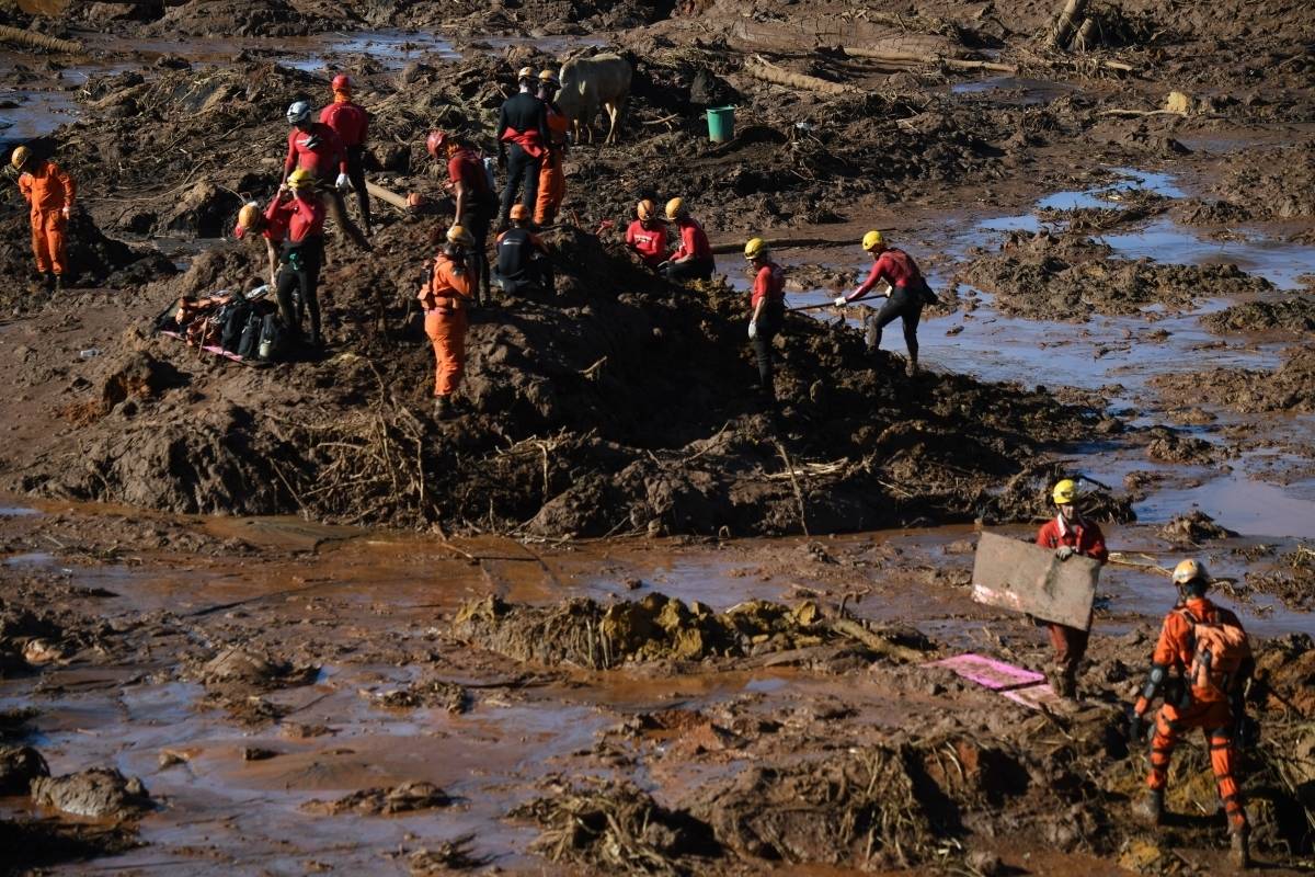 Equipes de resgate procuram vítimas perto da cidade de Brumadinho, estado de Minas Gerais