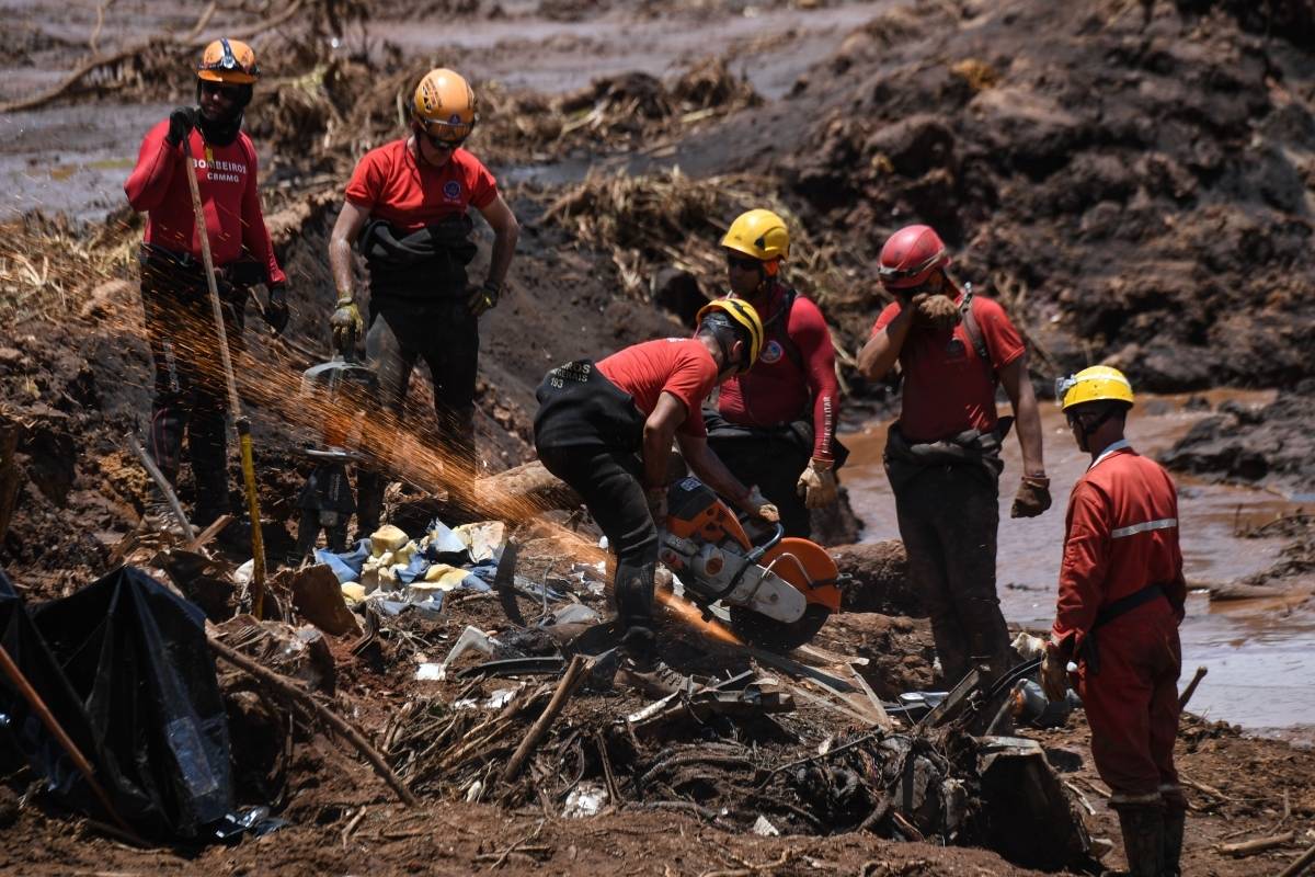 Equipes de resgate buscam vítimas do rompimento da barragem de sexta-feira perto da cidade de Brumadinho, Minas Gerais, no dia 28 de janeiro de 2019