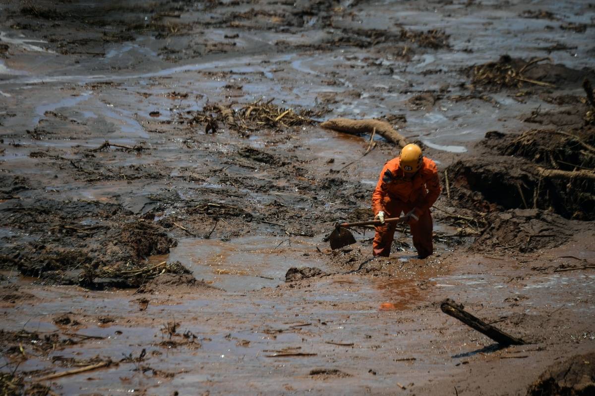 Um socorrista trabalha na busca de vítimas, quatro dias após o desmoronamento de uma barragem em uma mina de minério de ferro pertencente à Vale