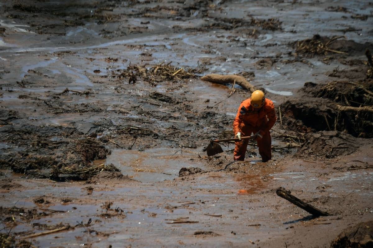 Um socorrista trabalha na busca de v&iacute;timas, quatro dias ap&oacute;s o desmoronamento de uma barragem em uma mina de min&eacute;rio de ferro pertencente &agrave; Vale. Companhia teve incentivos fiscais renovados pelo Congresso e sancionados por Bolsonaro