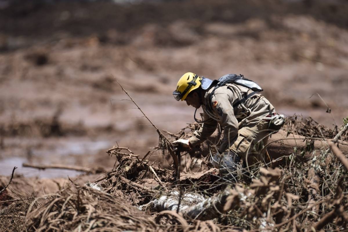 Um socorrista procura vítimas do rompimento da barragem de sexta-feira perto da cidade de Brumadinho, em 28 de janeiro de 2019