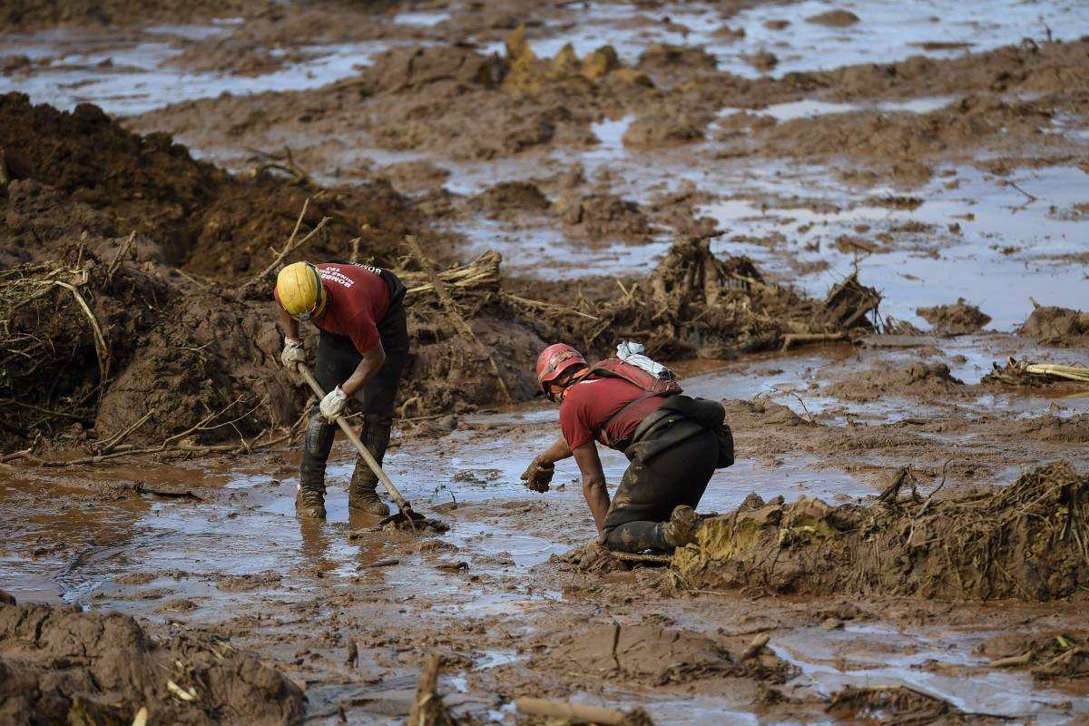 Equipes de resgate buscam vítimas do rompimento da barragem de sexta-feira perto da cidade de Brumadinho, Minas Gerais, no dia 28 de janeiro de 2019