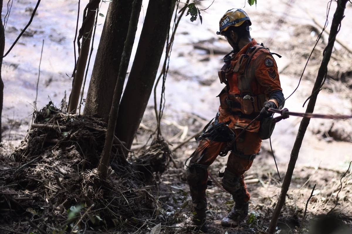 Um socorrista procura vítimas do desabamento da barragem de sexta-feira perto da cidade de Brumadinho, em 28 de janeiro de 2019