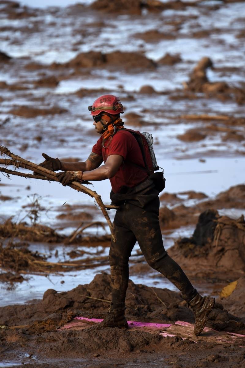 Socorrista remove detritos enquanto procura por vítimas do rompimento da barragem de sexta-feira próximo à cidade de Brumadinho, estado de Minas Gerais