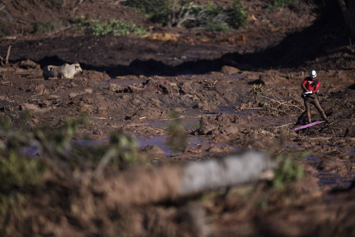Um socorrista procura vítimas do rompimento da barragem de sexta-feira perto da cidade de Brumadinho, em 28 de janeiro de 2019