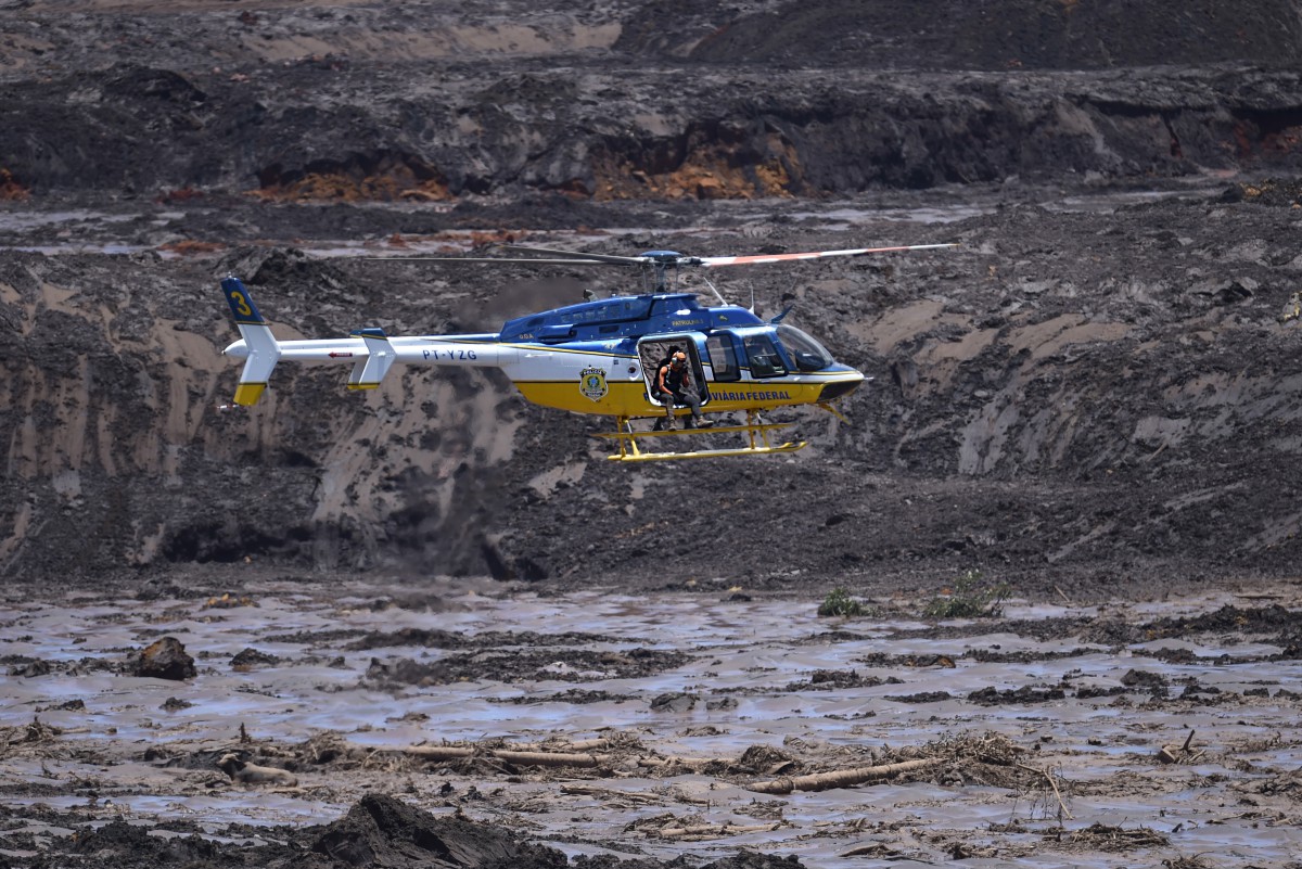 Equipes de resgate buscam vítimas do rompimento da barragem de sexta-feira perto da cidade de Brumadinho, Minas Gerais, no dia 28 de janeiro de 2019
