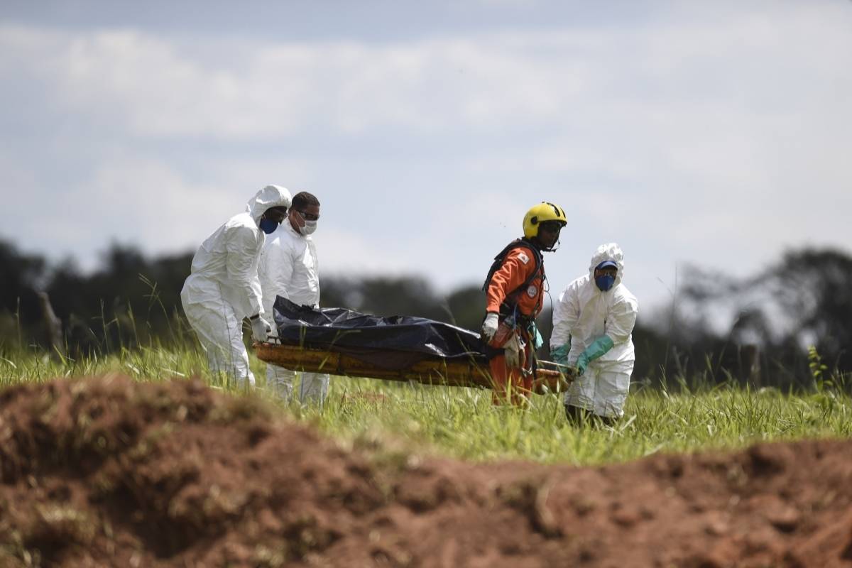 Equipes de resgate carregam um corpo recuperado após o colapso da barragem de sexta-feira em Córrego do Feijão, perto da cidade de Brumadinho