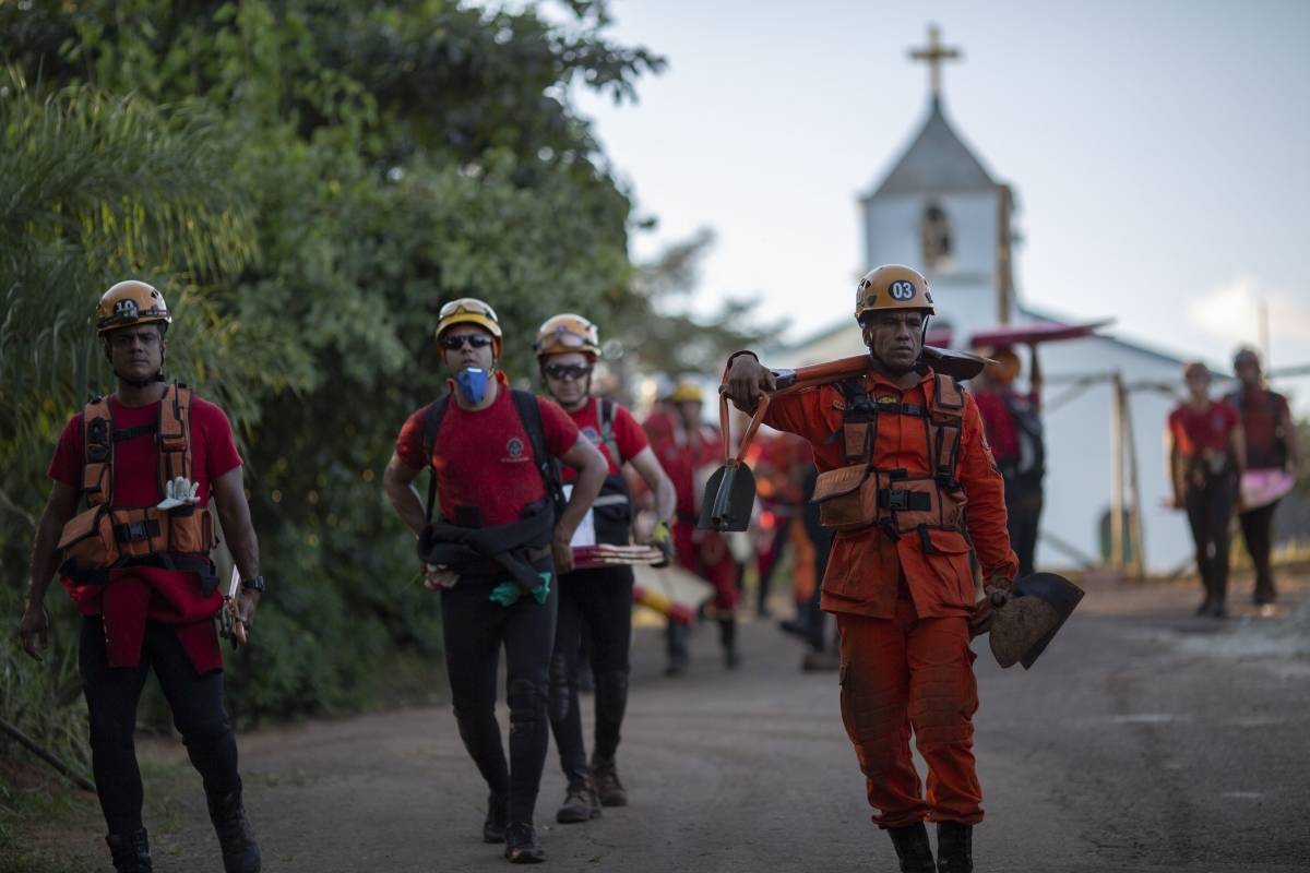 Membros dos Bombeiros do Rio de Janeiro e Minas Gerais partem em busca de vítimas do desmoronamento da barragem de sexta-feira 