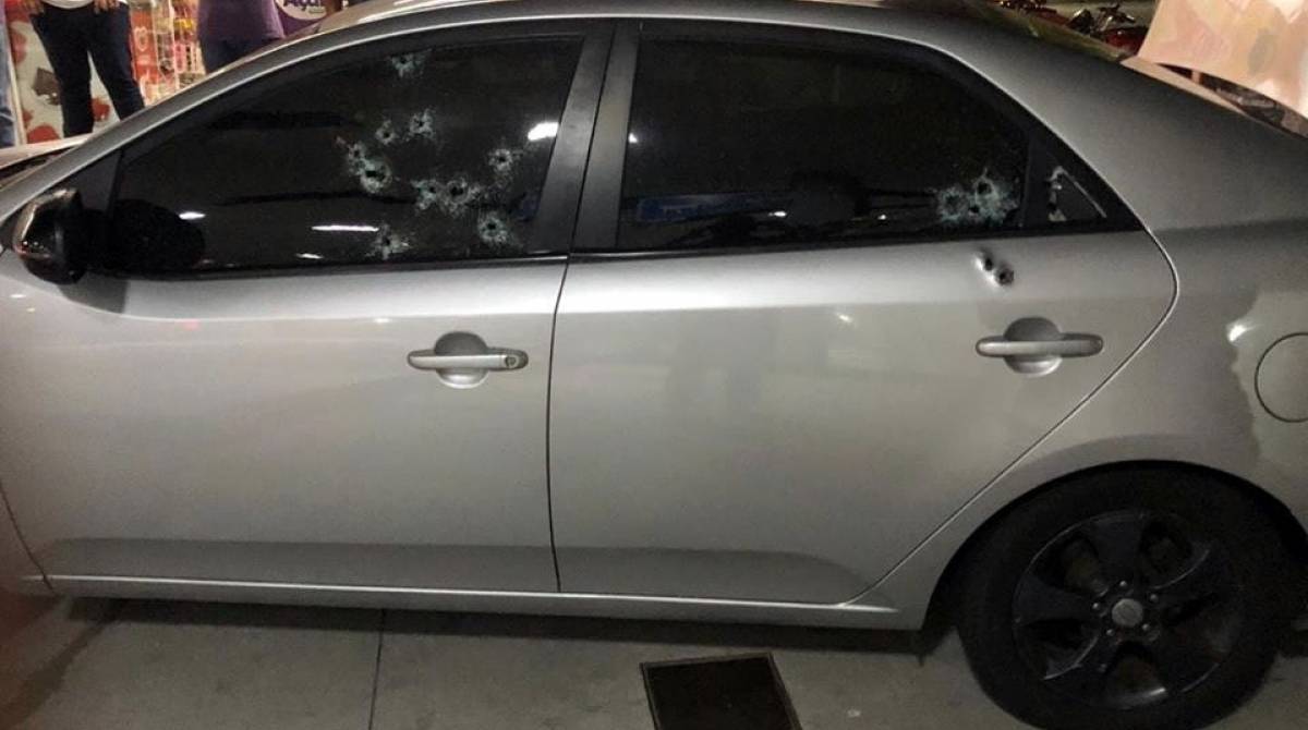 O carro em que os policiais estavam ficou com marcas de tiros - Reprodução / Internet