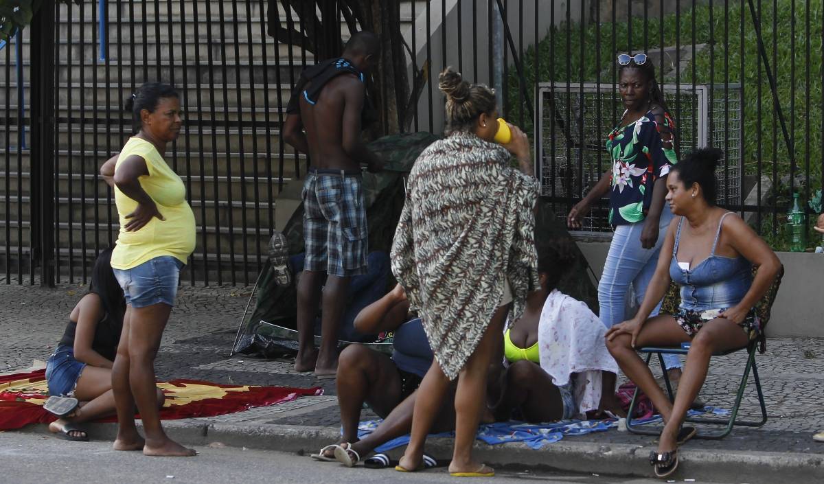 Antigos ocupantes pr&eacute;dio da Oi, no Engenho Novo, acampam em frente &agrave; Prefeitura do Rio, na Cidade Nova. Eles reclamam atrasos no aluguel social - Severino Silva/Ag&ecirc;ncia O Dia