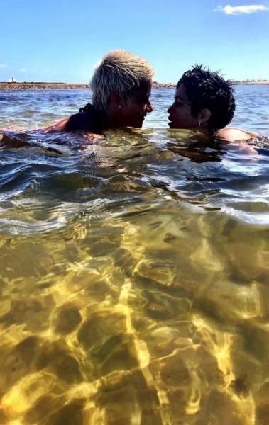 Nanda Costa e Lan Lanh comemoram cinco anos de namoro