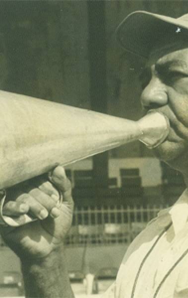 Gentil Cardoso com seu inseparável megafone durante um treino na Ilha do Governador - banco de imagens