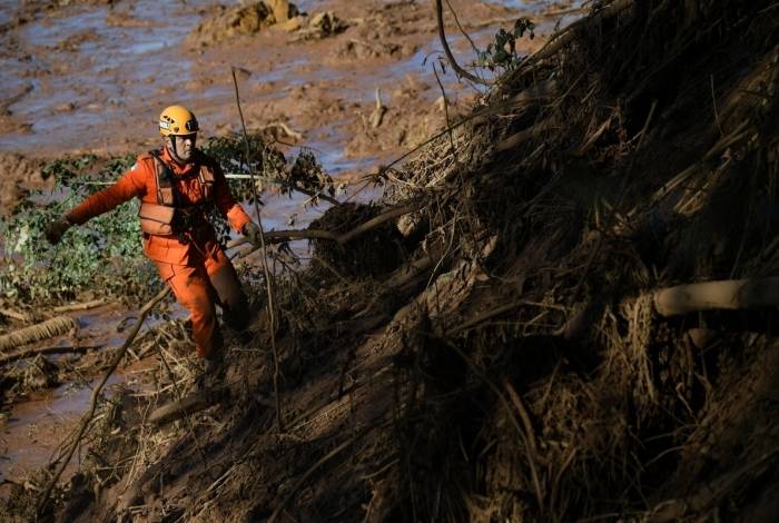 Equipes de resgate procuram vítimas perto da cidade de Brumadinho, estado de Minas Gerias