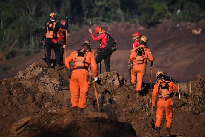 Equipes de resgate procuram vítimas perto da cidade de Brumadinho, estado de Minas Gerais