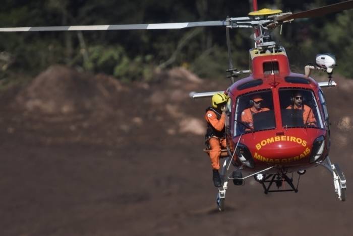 Equipes de resgate buscam vítimas do rompimento da barragem de sexta-feira perto da cidade de Brumadinho, Minas Gerais, no dia 28 de janeiro de 2019