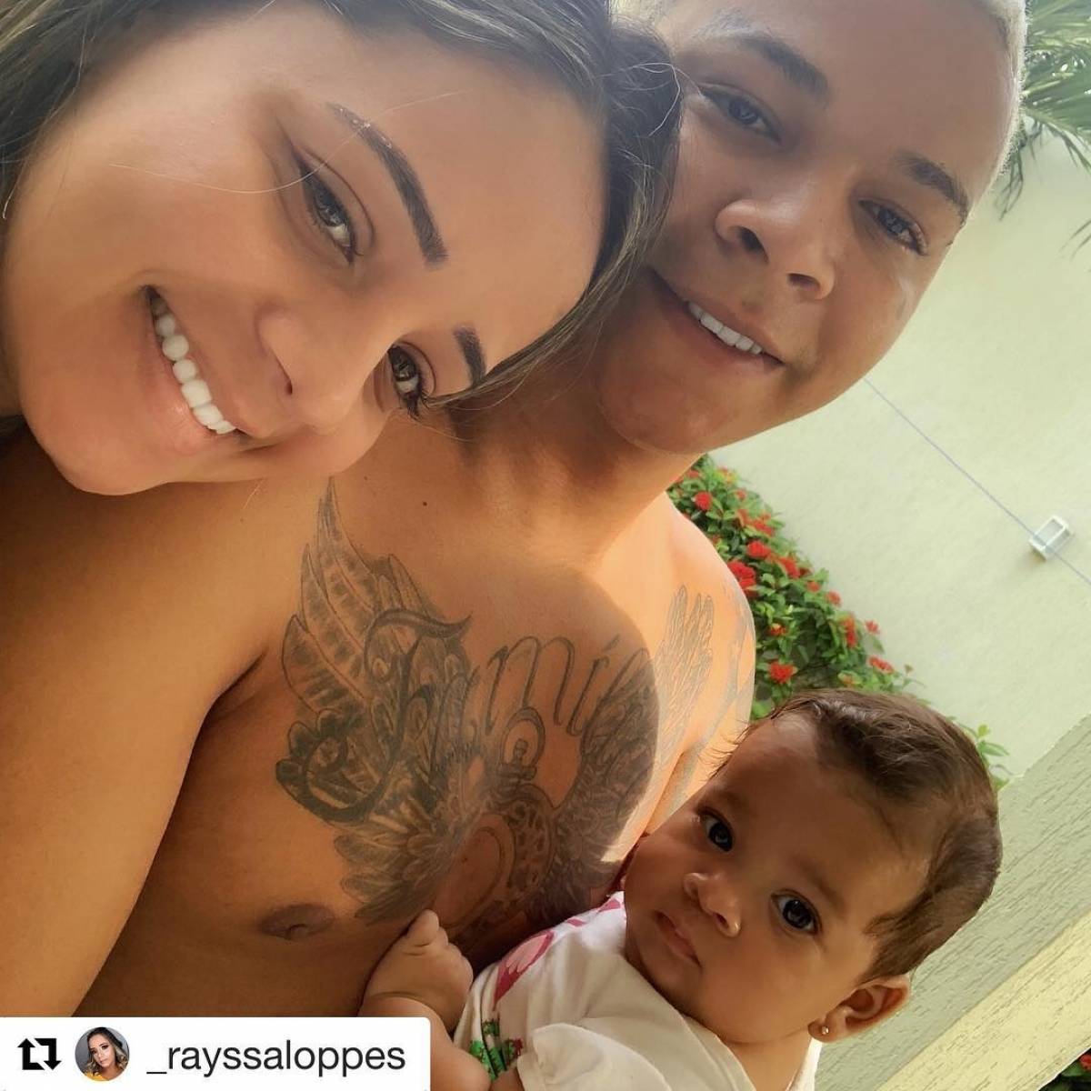 Aldair Playboy: posando (E), tocando violão (alto), com Rayssa e a filha mais nova, Liz (centro) e com a plateia (embaixo)