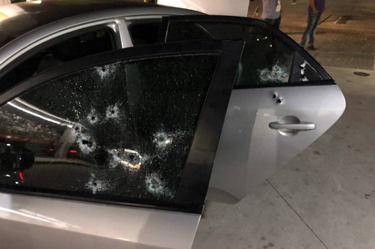 O carro em que os policiais estavam ficou com muitas marcas de tiros
