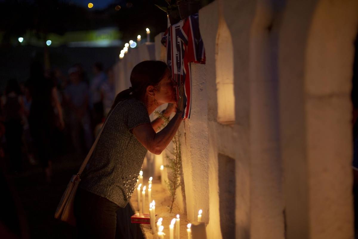 Parentes de vítimas e desaparecidos rezam durante vigília na entrada da cidade de Brumadinho, Minas Gerais - Mauro Pimentel / AFP