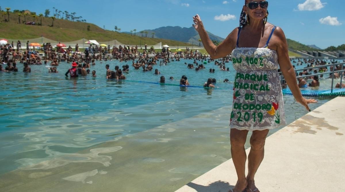 K&aacute;tia Luzia, musa do Parque Radical de Deodoro, &eacute; figurinha carimbada na piscina nesta temporada de calor&atilde;o: &quot;Aqui, a gente relaxa, come, bebe, &eacute; um ambiente bem tranquilo&quot;