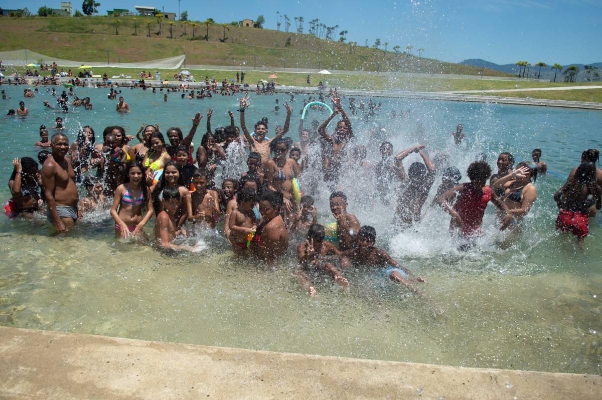 Rio,30/01/2019 - Moradores de Deodoro, aproveitam o dia de sol no Parque Radical, Deodoro, zona norte do Rio de Janeiro.Foto: Armando Paiva/ Agência O Dia  Cidade, Parque Radical, Piscinao