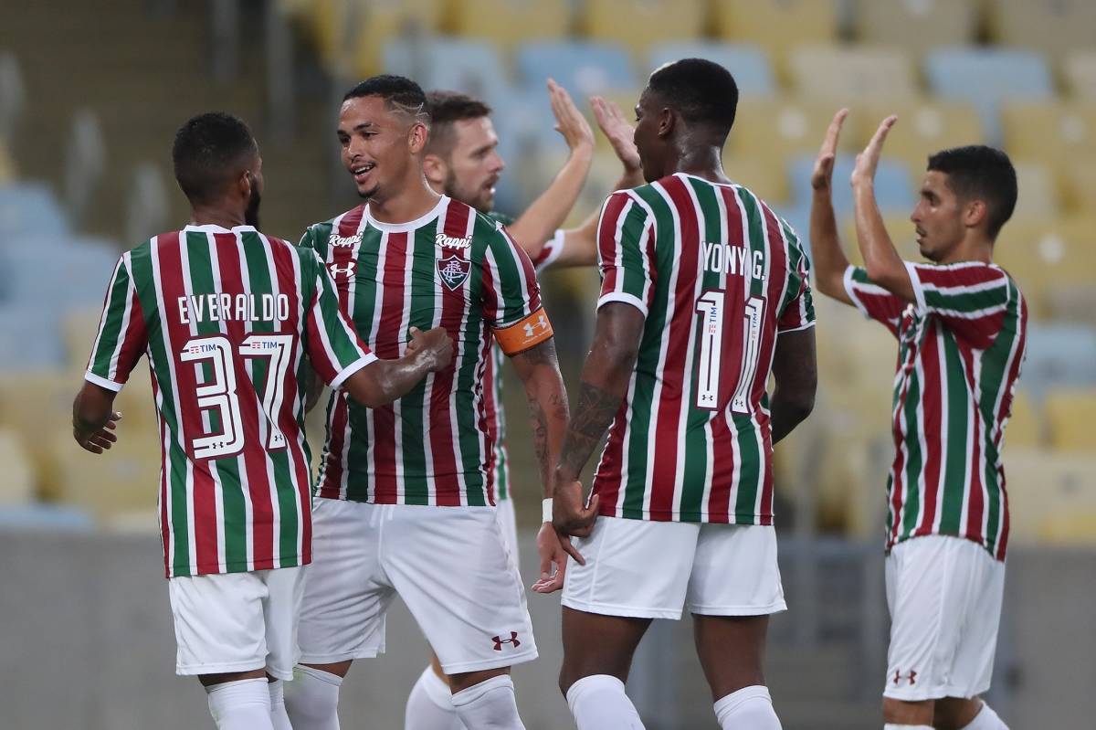 Luciano (o capitão) comemora com os companheiros o quarto da goleada no Maracanã, que recebeu poucos torcedores ontem
 - Alexandre Brum