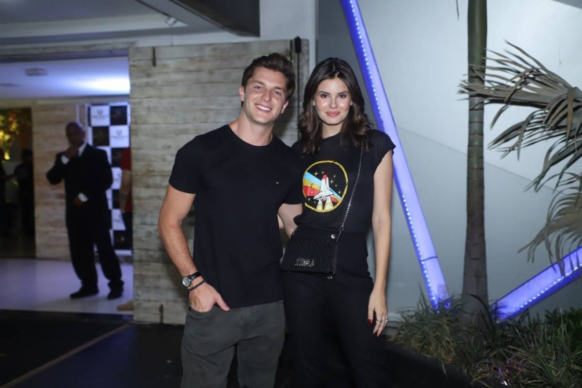 Klebber Toledo e Camila Queiroz