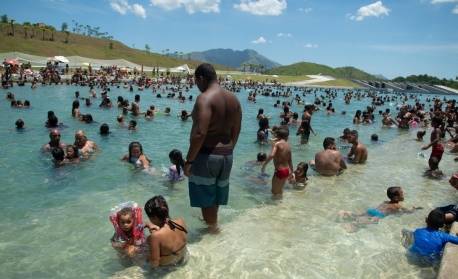 Piscinão de Ramos reabre e volta a ser alternativa de cariocas para evitar calorão