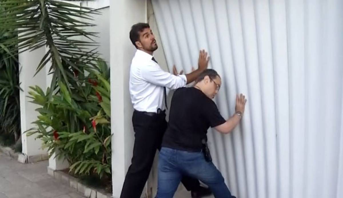 Agentes tiveram dificuldade para entrar em um dos endereços de Vinicius Farah em Três Rios