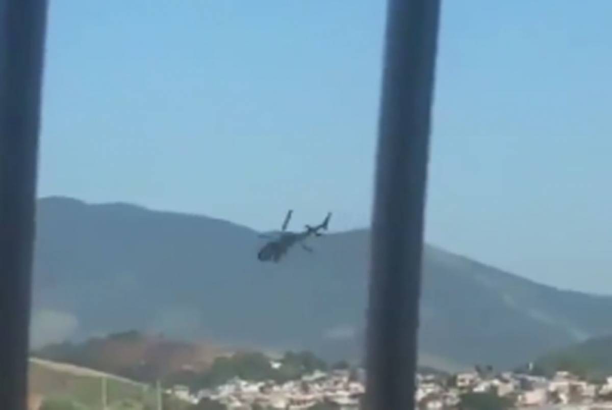 Moradores registram helicóptero da polícia atirando contra criminosos - Reprodução Vídeo