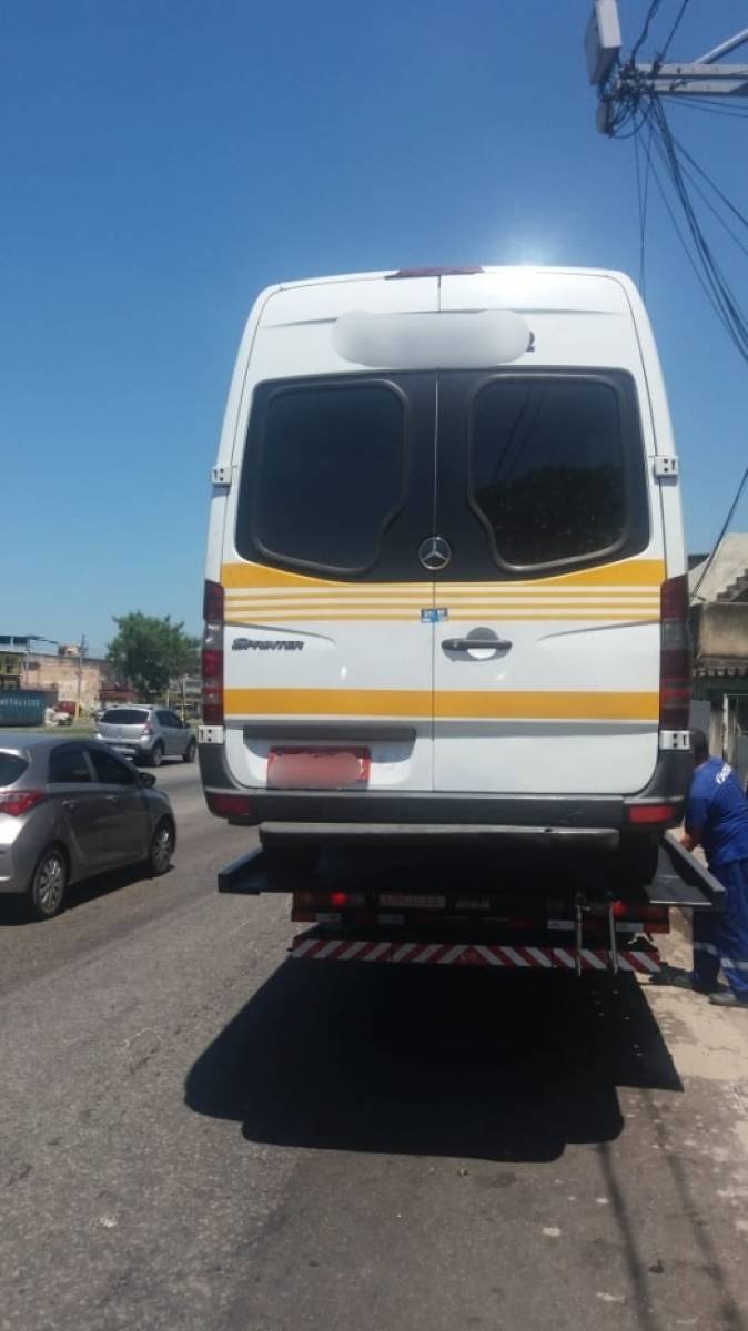 Fiscalização remove e lacra 28 vans - Divulgação