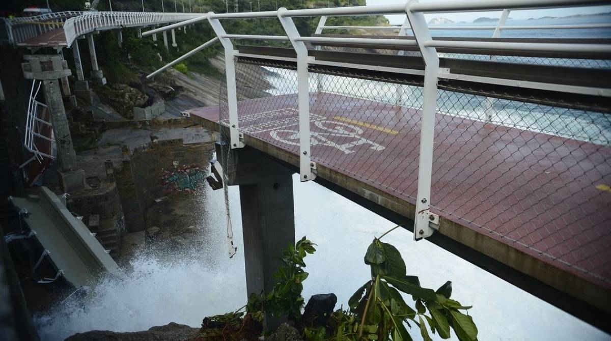 Desabamento de parte da Ciclovia Tim Maia, na Avenida Niemeyer, durante uma ressaca no mar de São Conrado