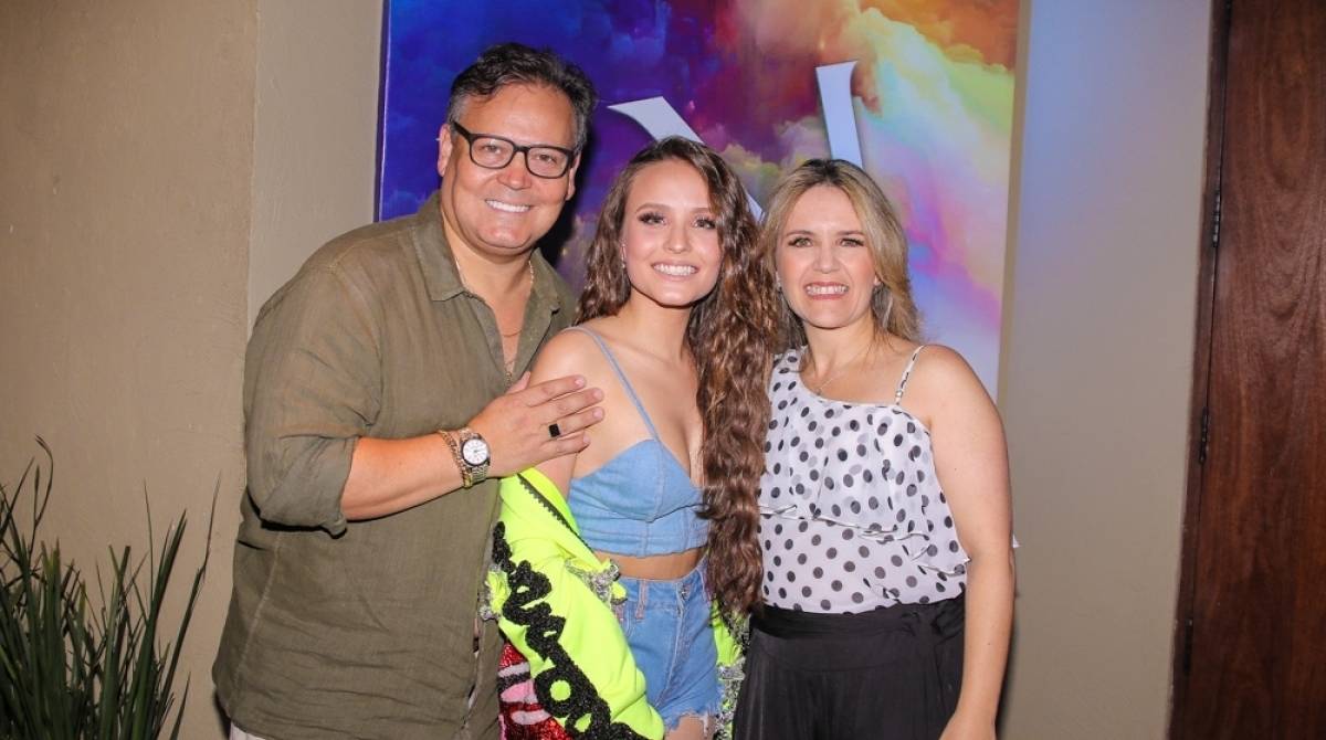 Larissa Manoela posa com os pais, Silvana Taques e Gilberto Elias