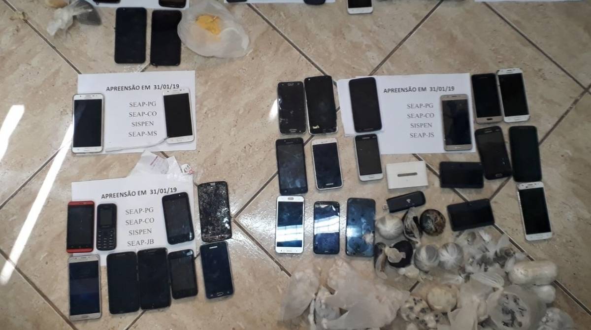 A ação resultou na apreensão de 35 celulares, quatro roteadores e drogas dentro das celas - Divulgação