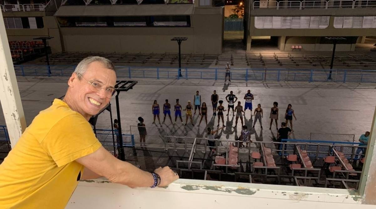Componentes ensaiam durante a noite no Sambódromo sob
supervisão de Carlinhos
- Acervo pessoal / Carlinhos de Jesus