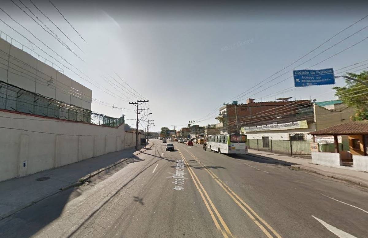 Cidade da Polícia (esquerda) fica ao lado da comunidade de Manguinhos - Reprodução Google Maps