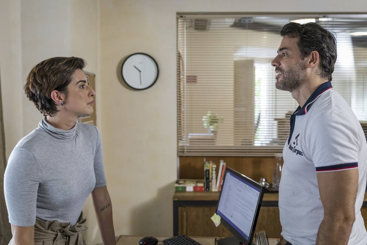 Claudio Lins em 'Malhação' - Malhação: Vidas Brasileiras – cap 237 – cena 20 – OSVALDO (CLAUDIO LINS) TENTANDO CONVENCER SOLANGE (FERNANDA PAES LEME). GABRIELA (CAMILA MORGADO) ENTRA NA SALA.
      Caption