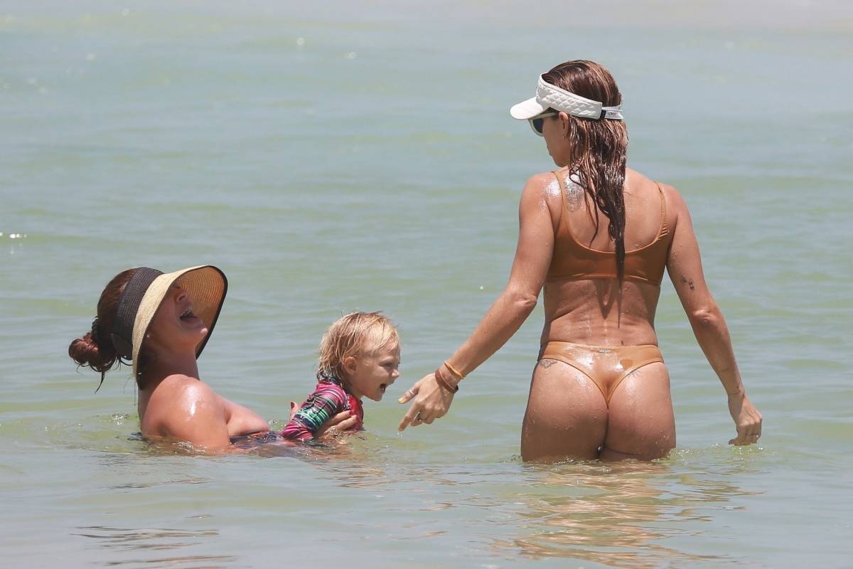 Dany Bananinha curte dia de praia na Barra da Tijuca