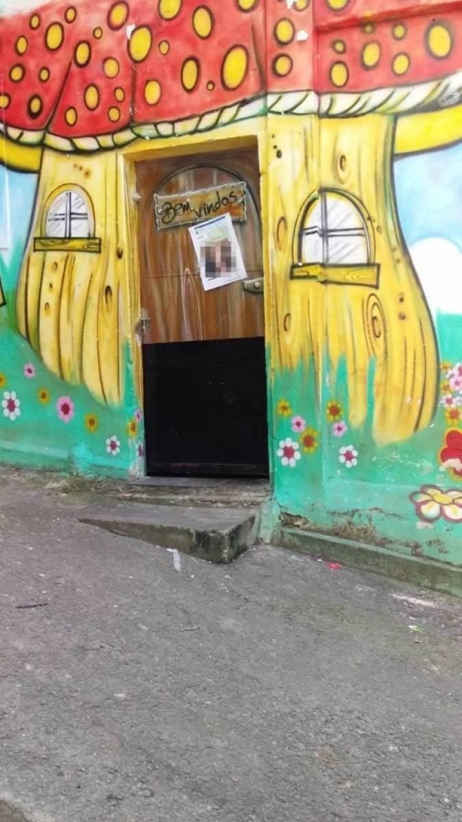 Cartazes com prints das conversas entre o ex-pastor e a vítima foram coladas na porta da igreja, no Jacarezinho.