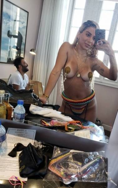 Anitta nos bastidores de gravação do clipe 'Bola, Rebola', em Salvador, na Bahia