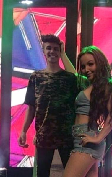 Larissa Manoela mandou fazer um boneco de papelão do namorado, Leo Cidade, que não foi à festa por motivos profissionais