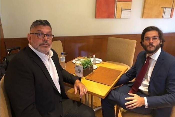 Deputado federal eleito Túlio Gadelha (PDT-PE) publica foto com colega Alexandre Frota (PSL-SP) em café da manhã de hotel