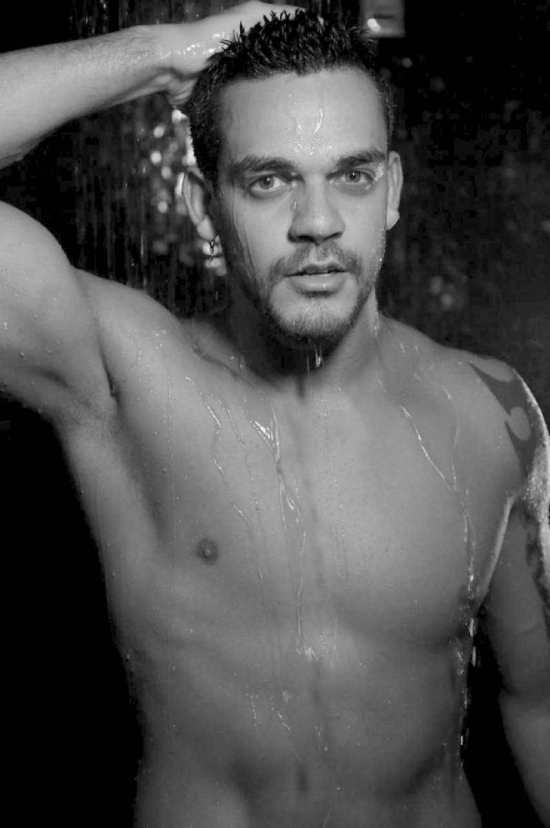 Ator Caique Aguiar em ensaio fotográfico