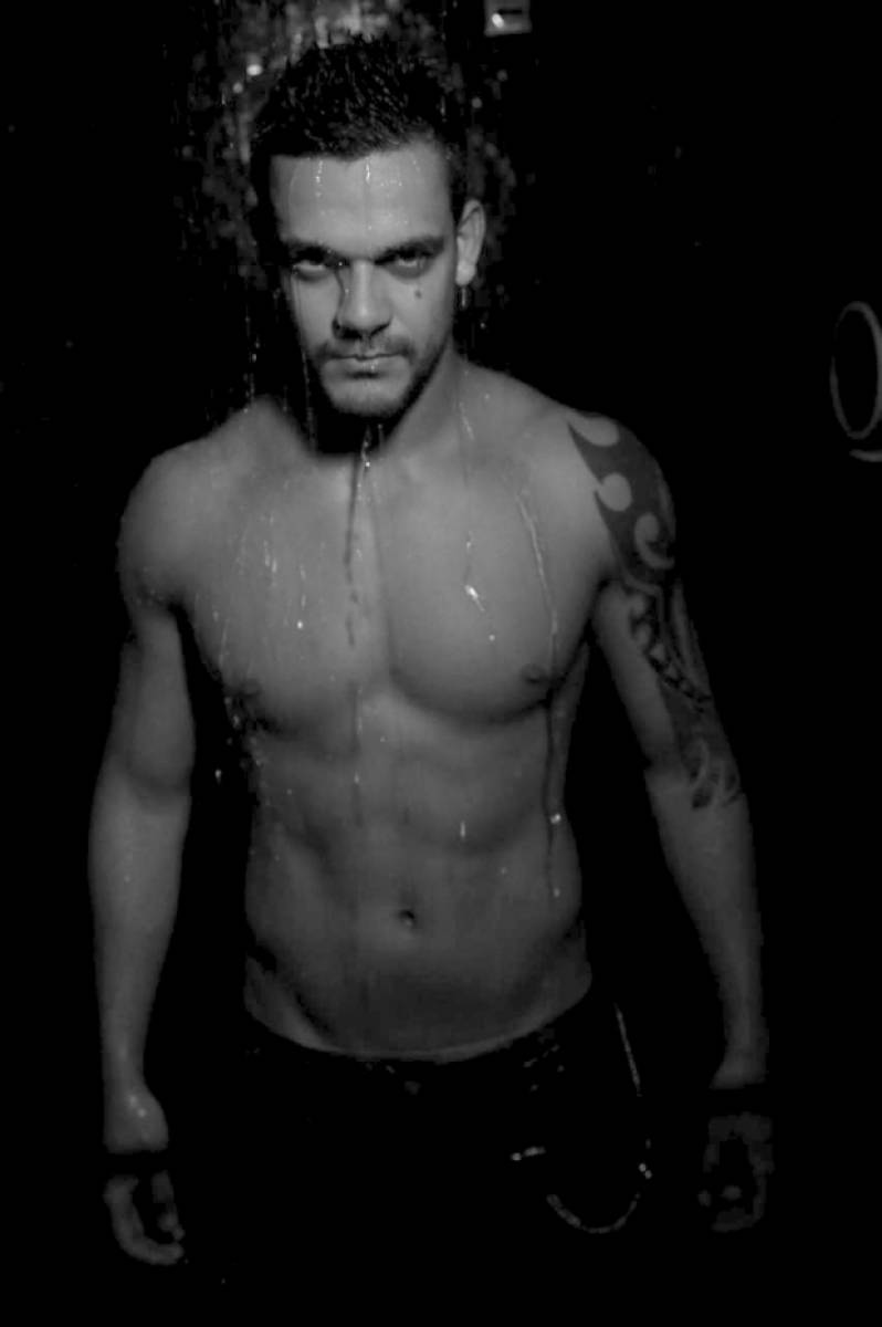 Ator Caique Aguiar em ensaio fotográfico