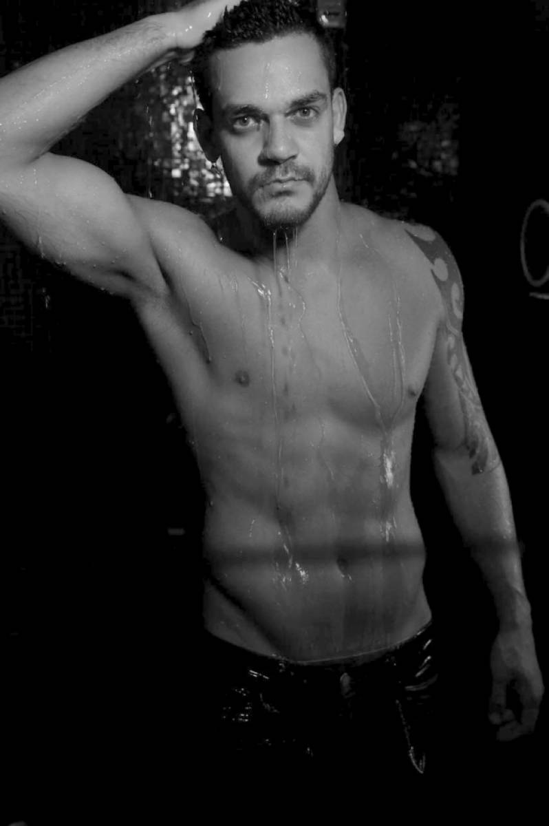 Ator Caique Aguiar em ensaio fotogr&aacute;fico