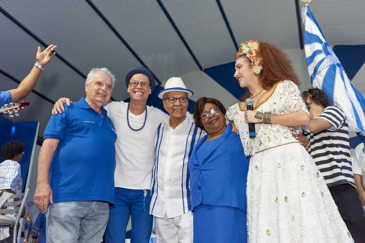 Presidente Luis Carlos Magalhães comemora lançamento do enredo com Carlinhos de Jesus, Monarco, Tia Surica e a atriz Clara Santhana, que representou Clara Nunes