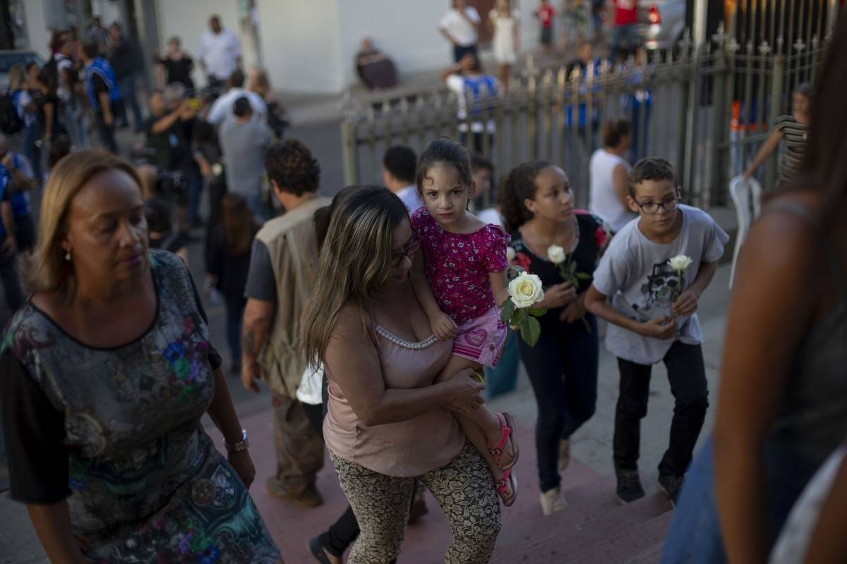 Pessoas chegam à Igreja Matriz de Brumadinho para participar de homenagem aos desaparecidos e vítimas, depois que uma barragem da Vale se rompeu em 25 de janeiro  - Mauro Pimentel / AFP